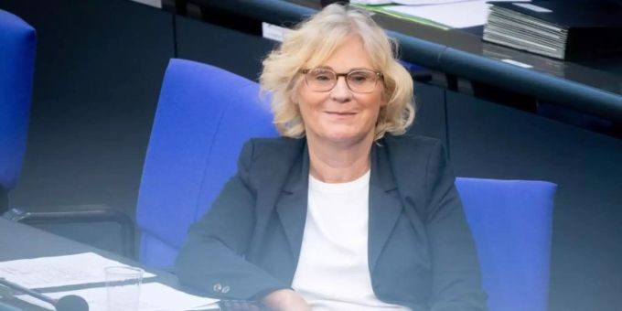«Es ist gut, dass das Bundesverfassungsgericht die Einhaltung der Grundrechte anmahnt und den Schutz des Fernmeldegeheimnisses und der Pressefreiheit bei Überwachungsmassnahmen auch auf Ausländer im Ausland erstreckt hat», sagt Christine Lambrecht. Foto: Kay Nietfeld/dpa «Es ist gut, dass das Bundesverfassungsgericht die Einhaltung der Grundrechte anmahnt und den Schutz des Fernmeldegeheimnisses und der Pressefreiheit bei Überwachungsmassnahmen auch auf Ausländer im Ausland erstreckt hat», sagt Christine Lambrecht. Foto: Kay Nietfeld/dpa