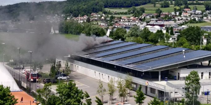 In Wohlen AG hat das Dach einer Eishalle Feuer gefangen. Wohlen