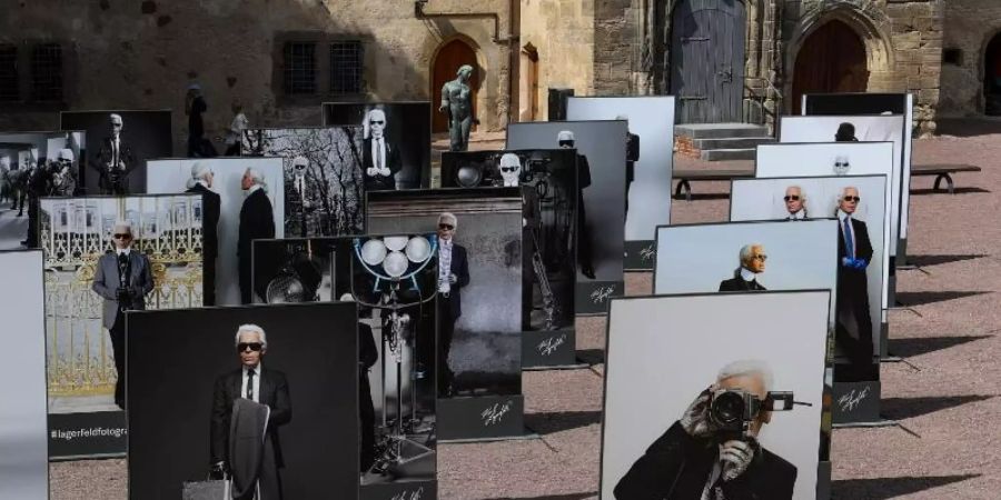 Die Ausstellung «Karl Lagerfeld. Fotografie. Die Retrospektive» im Kunstmuseum Moritzburg ist wieder geöffnet. Foto: Hendrik Schmidt/dpa-Zentralbild/dpa