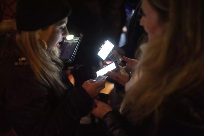 Besucher des Clubs Plaza weisen sich am Eingang bereits heute mit ihrer ID und einem Telefon aus, um bei einer Ansteckung des Coronavirus Rückschlüsse zu ziehen.
