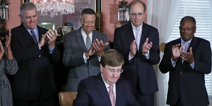 Der Gouverneur des US-Gliedstaates Mississippi Tate Reeves hat mit seiner Unterschrift den Weg für eine neue Flagge in seinem Bundesstaat freigemacht. Der Gouverneur des US-Gliedstaates Mississippi Tate Reeves hat mit seiner Unterschrift den Weg für eine neue Flagge in seinem Bundesstaat freigemacht.
