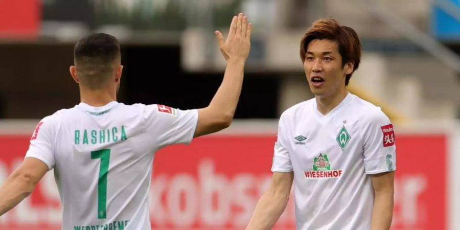 Yuya Osako (r) und Milot Rashica sollen Werder zum Klassenerhalt schiessen. Foto: Friedemann Vogel/EPA/Pool/dpa