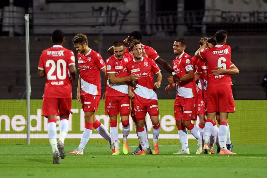 Die Spieler des FC Thun bejubelt Heftis Treffer zu 1:0.