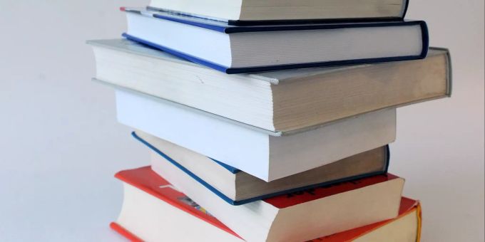 Die Bibliothek in Münchenbuchsee liefert Bücher jetzt nach Hause. Stapel Bücher