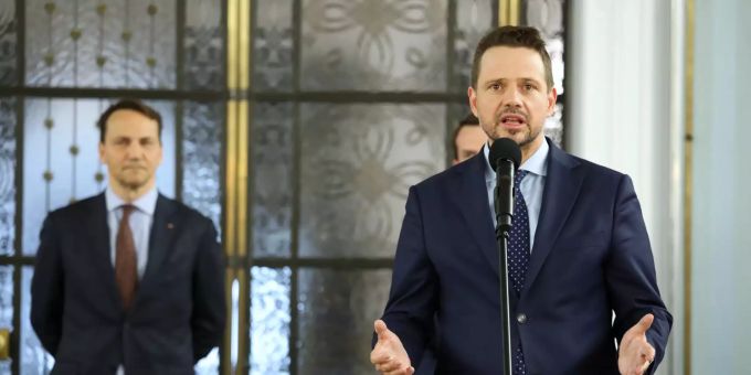 Rafal Trzaskowski (r), Oberbürgermeister von Warschau, spricht bei einer Pressekonferenz. Trzaskowski soll als neuer Kandidat Polens grösstes Oppositionsbündnis Bürgerkoalition (KO) ins Rennen um die Präsidentschaft führen. Foto: Tomasz Gzell/PAP/dpa Präsidentenwahl in Polen