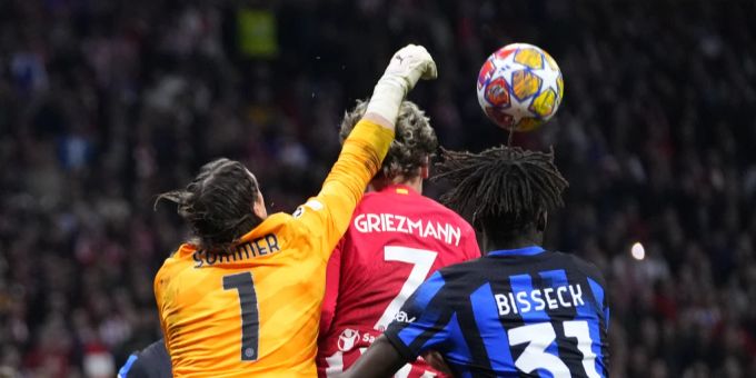Yann Sommer klärt in der Champions League gegen Griezmann. Yann Sommer