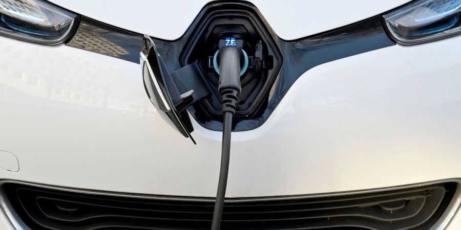 Ein Elektroauto vom Typ Renault Zoe wird an einer Ladesäule aufgeladen. Darf ein Hersteller oder Vermieter nach Vertragsende die Batterien für E-Autos per digitalem Fernzugriff sperren? Nein, lautet ein Gerichtsurteil.