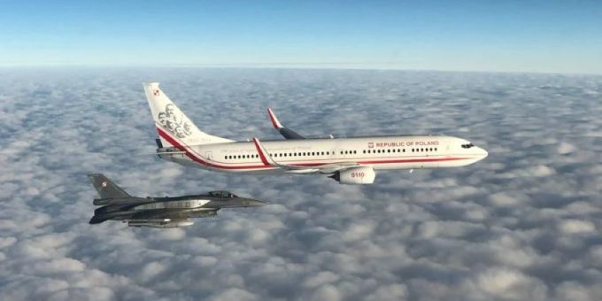 Über Polen - Kampfjet eskortiert Lewa und Co. bei WM-Abflug