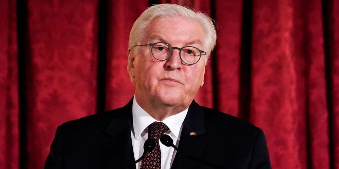 Bundespräsident Frank-Walter Steinmeier zeigt sich von Schüssen auf das frühere Rabbinerhaus an der Alten Synagoge in Essen erschüttert. Bundespräsident Frank-Walter Steinmeier zeigt sich von Schüssen auf das frühere Rabbinerhaus an der Alten Synagoge in Essen erschüttert.