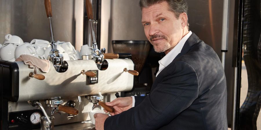 Der Schauspieler Hardy Krüger jr. als «Ralf» steht in einem mobilen Café-Stand während eines Fototermins zur 21. Staffel der TV-Serie «Rote Rosen».