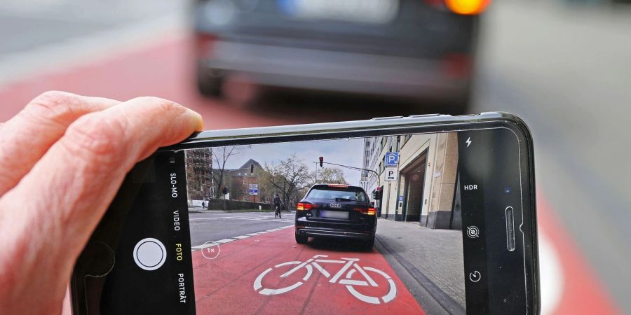 Ein Falschparker auf einem Radfahrstreifen.