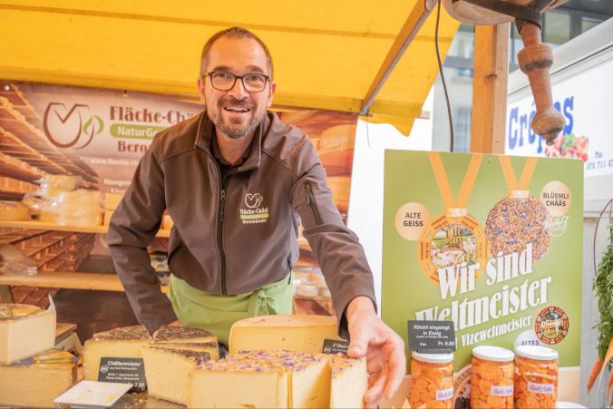 Franz Schäuber von der Fläcke-Käsi mit seiner leckeren Käse Auswahl.