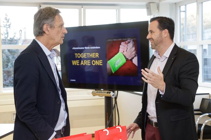 SFV-Präsident Dominique Blanc (l.) im Gespräch mit Beat Riniker (r.) anlässlich der Präsentation im «Haus des Fussballs» in Muri bei Bern. SFV Dextra Rechtsschutz