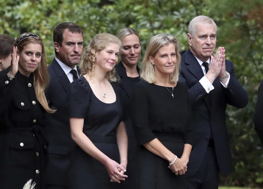 Heute hat Lady Louise (zweite von links mit Mama Sophie) keine Fehlstellung mehr.