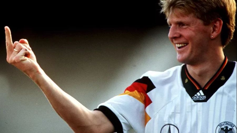 Der berühmteste Mittelfinger der Welt gehört Stefan Effenberg. Er wurde nach seiner Stinkefinger-Aktion an der WM 1994 aus der Nationalmannschaft geworfen. Ein Bild der Aktion gibt es nicht. Dieses hier stammt aus einem anderen Spiel und wird oft als Motiv für die legendäre Szene gebraucht.