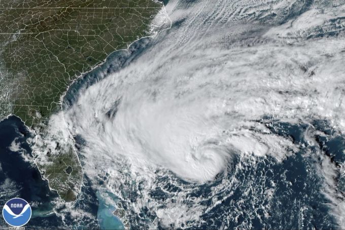 Hurrikan Nicole auf den Satelliten-Bildern von NOAA. Nicole Hurrikan