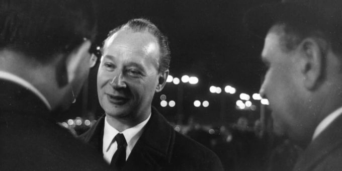 Alexander Dubcek spricht mit Bürgern in Prag im Jahr 1969. Alexander Dubcek