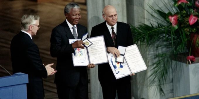 Nelson Mandela (M) und De Klerk (R) zeigen ihre Nobelpreise Nelson Mandela (M) und De Klerk (R) zeigen ihre Nobelpreise