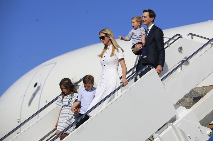 Ivanka Trump und ihre Familie steigen aus der Air Force One.