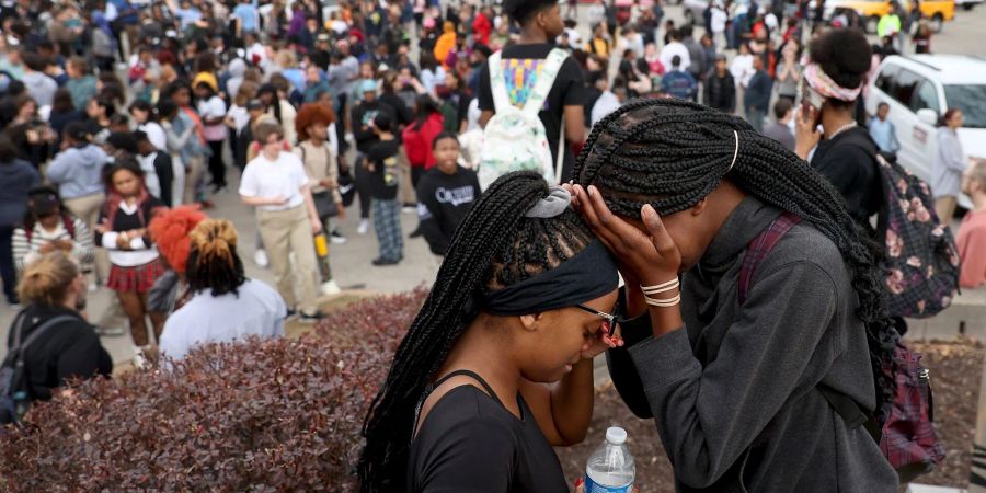 Schülerinnen trauern nach den tödlichen Schüssen an einer High School in St. Louis.