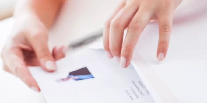 Seit Anfang 2019 müssen auch Arbeitgeber ihre Stellenanzeigen geschlechtsneutral formulieren - etwa mit den Abkürzungen (m/w/d). Foto: Christin Klose/dpa-tmn/dpa Seit Anfang 2019 müssen auch Arbeitgeber ihre Stellenanzeigen geschlechtsneutral formulieren - etwa mit den Abkürzungen (m/w/d). Foto: Christin Klose/dpa-tmn/dpa