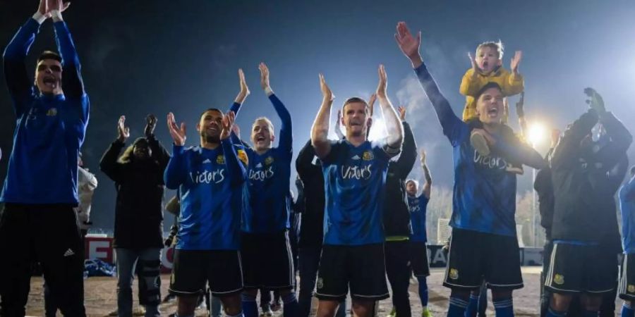 Im Hermann-Neuberger Stadion feiern die Saarbrücker Spieler den Einzug ins Viertelfinale des DFB-Pokals. Foto: Oliver Dietze/dpa