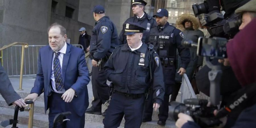 Harvey Weinstein verlässt das Gerichtsgebäude. Foto: Seth Wenig/AP/dpa