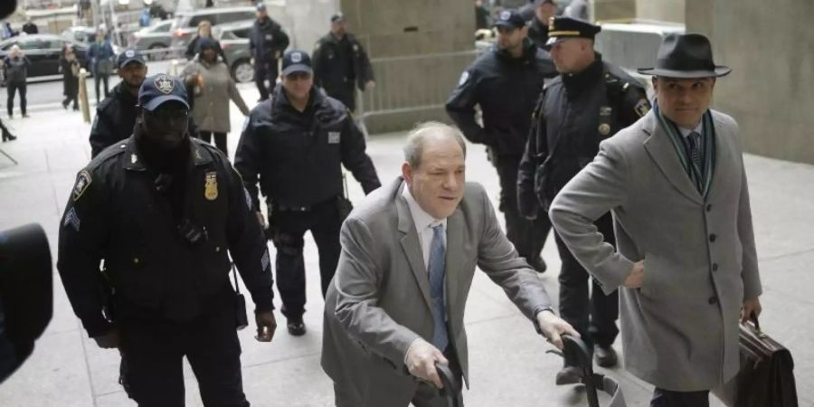 Harvey Weinstein (M) auf dem Weg ins Gericht in Manhattan. Foto: Seth Wenig/AP/dpa