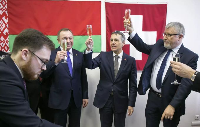 Aussenminister Ignazio Cassis (m), Schweizer Botschafter in Weissrussland Claude Altermatt (r) und der weissrussische Aussenminister Vladimir Makei (zweite von links) stossen bei der Eröffnungsfeier der neuen Schweizer Botschaft in Minsk an. minsk schweizer botschaft