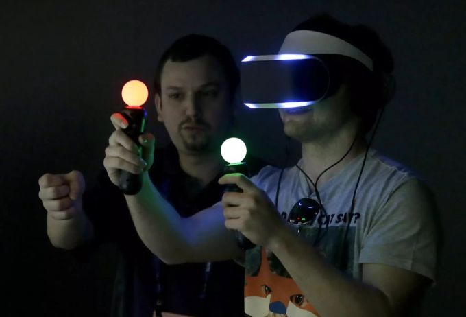 Ein Mann probiert an der Game Developers Conference 2014 die PlayStation VR aus. Game Developers Conference GDC