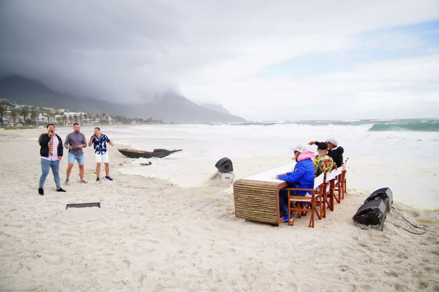 Deutschland sucht den Superstar: Marcio Pereira Conrado, Joshua Tappe und Ramon Kaselowsky performen am dritten Set des Auslands-Recalls am berühmten Strand von Camps Bay vor der Jury den Song «I Can´t Help Myself» von den «Four Tops».