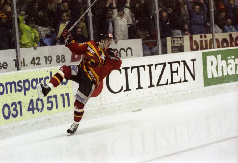 22: Patrick Howald bejubelt im Playoff-Final 1992 einen Treffer gegen Fribourg.