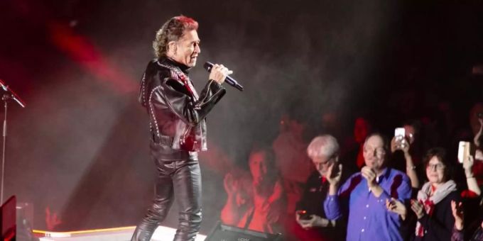 Peter Maffay singt vor 8000 begeisterten Fans. Foto: Frank Molter/dpa Peter Maffay singt vor 8000 begeisterten Fans. Foto: Frank Molter/dpa