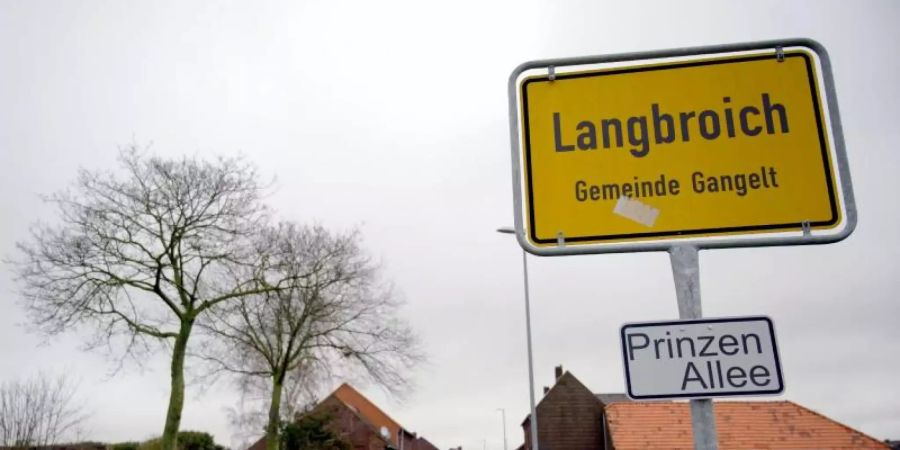 Das Ortsschild von Langbroich, einem Ortsteil der Gemeinde Gangelt, ist am Rand des Ortes zu sehen. Aus diesem Ort kommt der erste bestätigte Coronavirus-Fall in Nordrhein-Westfalen. Foto: Henning Kaiser/dpa