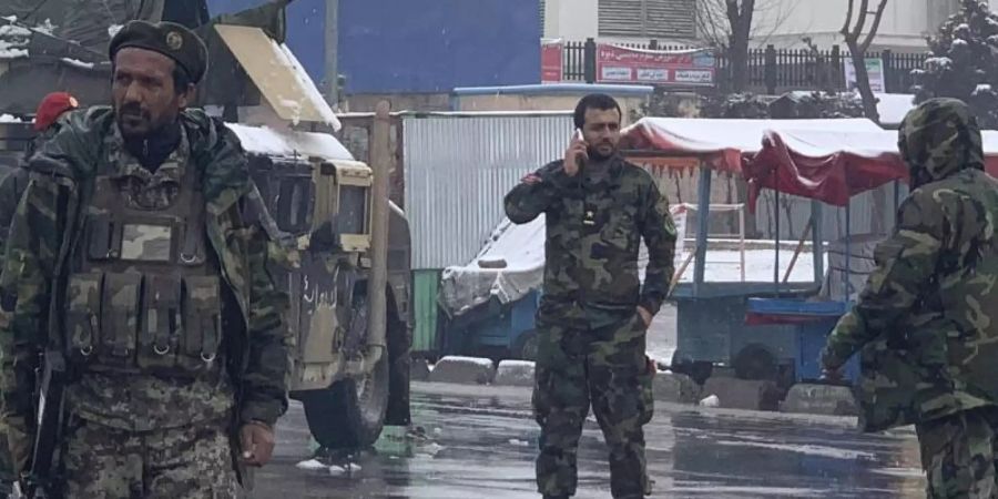 Soldaten sichern in Kabul eine Strasse in der sich zuvor eine Explosion ereignet hatte. Foto: Rahmat Gul/AP/dpa