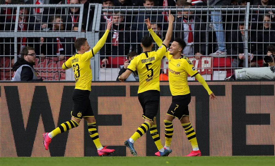 Jadon Sancho (r.) feiert seinen Treffer mit Thorgan Hazard (l.) und Achraf Hakimi (m.).