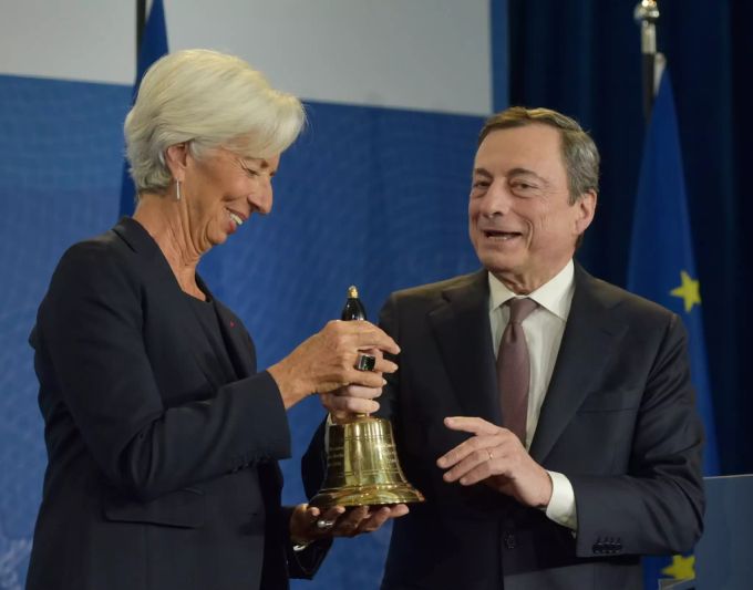 Mario Draghi übergibt wortwörtlich sein Amt an Christine Lagarde (Oktober 19) EZB Chef Wechsel