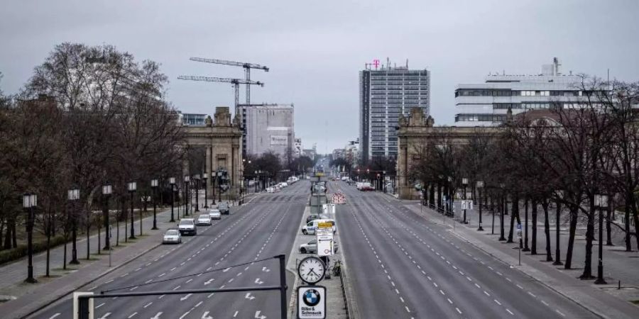 Die Strasse des 17. Juni in Berlin - ohne Menschen, ohne Autos. Foto: Fabian Sommer/dpa