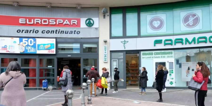 Warteschlange vor Supermarkt auf Sizilien