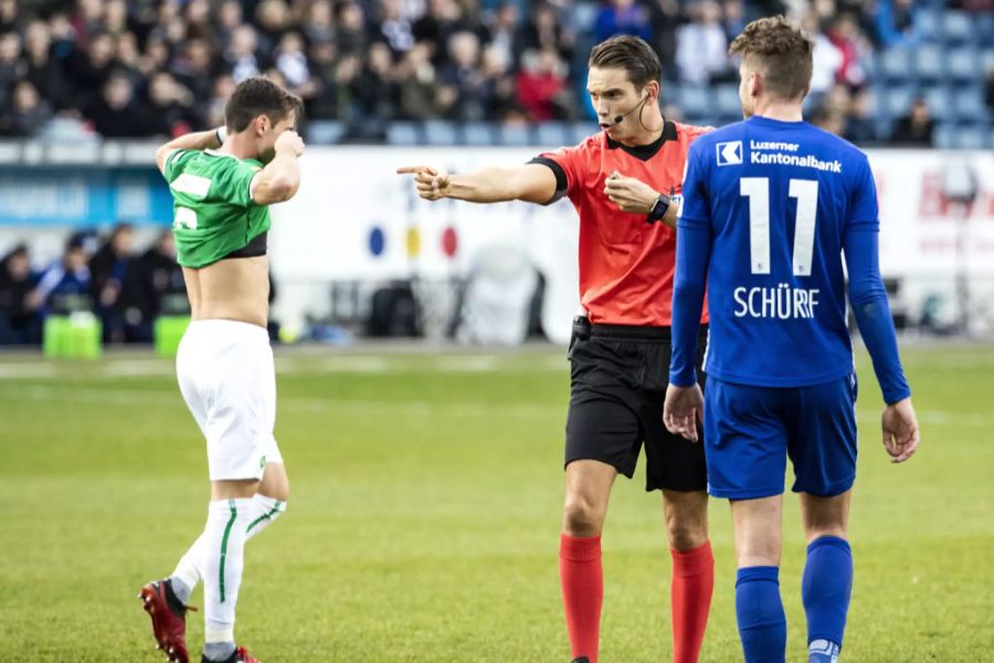 Schiedsrichter Sandro Schärer zeigt beim Spiel FCSG gegen FCL auf den Penaltypunkt.