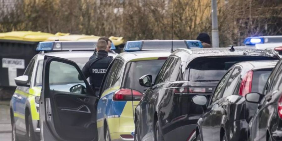 Grosseinsatz in Obertshausen nach den Schüssen auf einen Gerichtsvollzieher. Foto: Frank Rumpenhorst/dpa