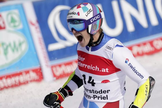 Marco Odermatt jubelt im Ziel von Hinterstoder. Marco Odermatt