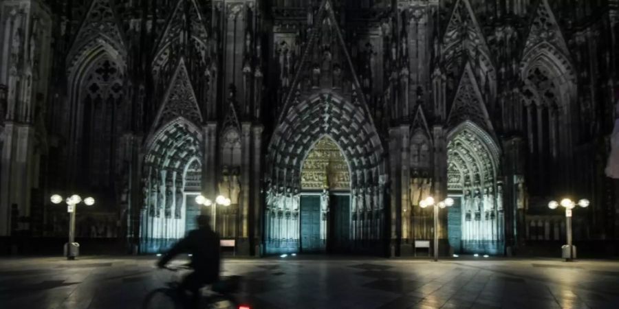 Radfahrer vor dem Kölner Dom