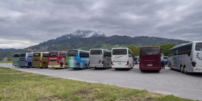 Wo überlicherweise Cars parkiert sind, soll nun ein Corona-Drive-Inn entstehen. luzern