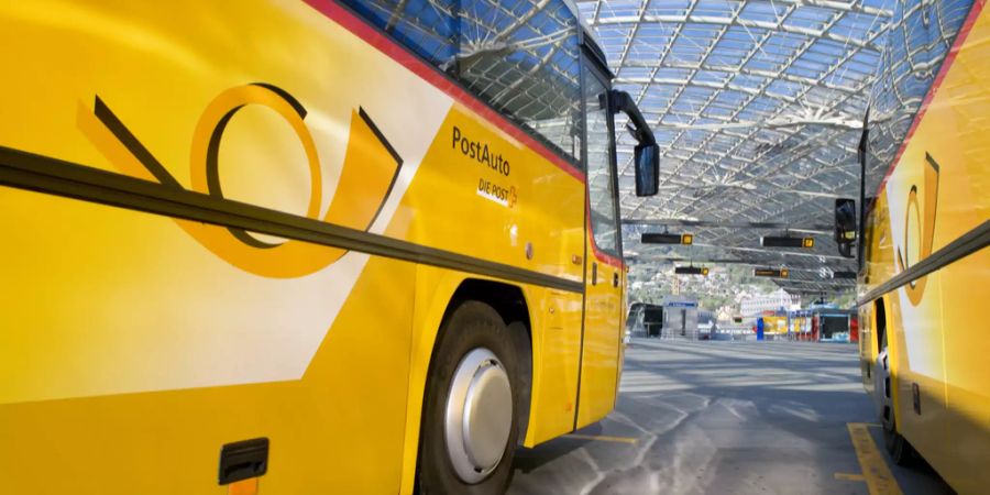 Künftig sollen für Postauto-Tickets auf digitale Bezahlungsmethoden gesetzt werden.