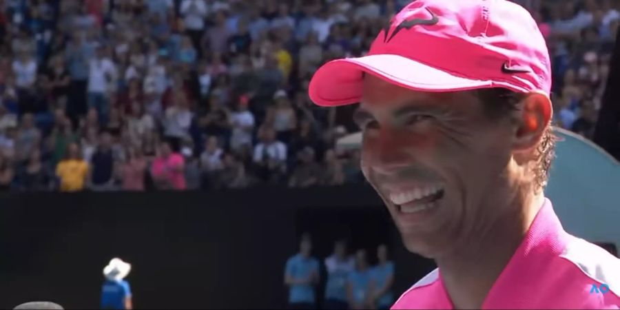 Rafael Nadal lacht an den Australian Open bei einem Siegerinterview.