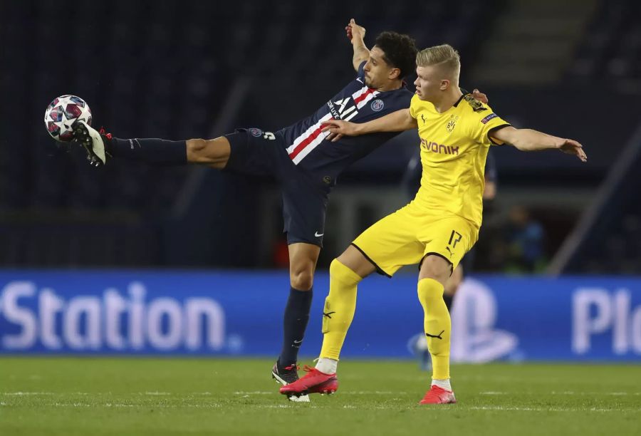 BVB-Shootingstar Erling Haaland (r.) im Duell mit Marquinhos (l.) von PSG.