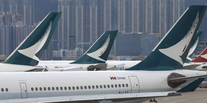 Die Fluggesellschaft Cathay Pacific mit Sitz in Hongkong steuert wegen der Coronavirus-Epidemie auf tiefrote Zahlen zu. (Archiv) Die Fluggesellschaft Cathay Pacific mit Sitz in Hongkong steuert wegen der Coronavirus-Epidemie auf tiefrote Zahlen zu. (Archiv)