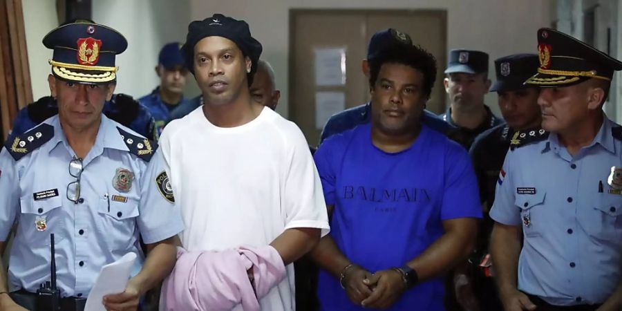 Der ehemalige brasilianische Fussballstar Ronaldinho und sein Bruder Roberto Assis müssen in Paraguay in Untersuchungshaft bleiben. Die beiden waren vor einer Woche verhaftet worden.