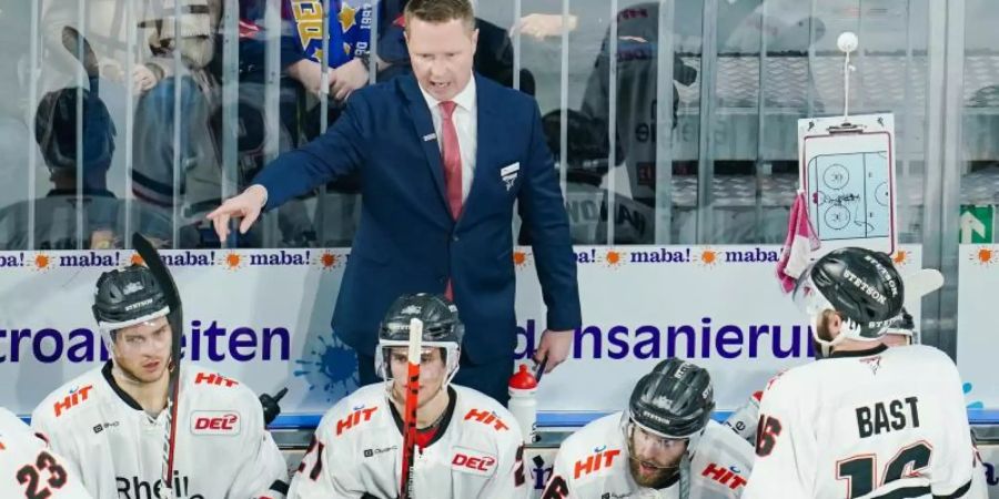 Die Kölner Haie um Trainer Mike Stewart verloren erneut. Foto: Uwe Anspach/dpa